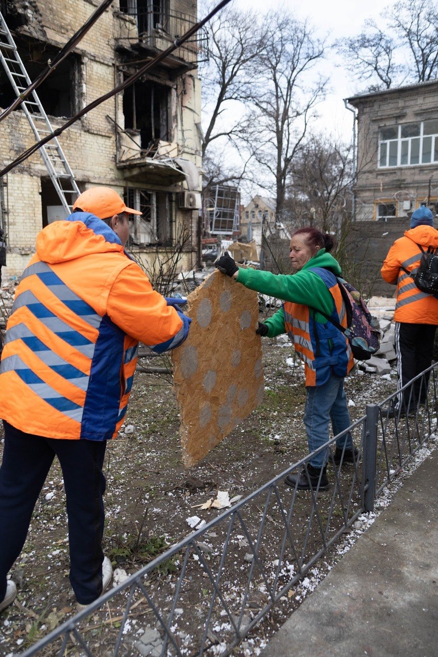 Як Дніпро оговтується після двох атак – фоторепортаж із місць ударів