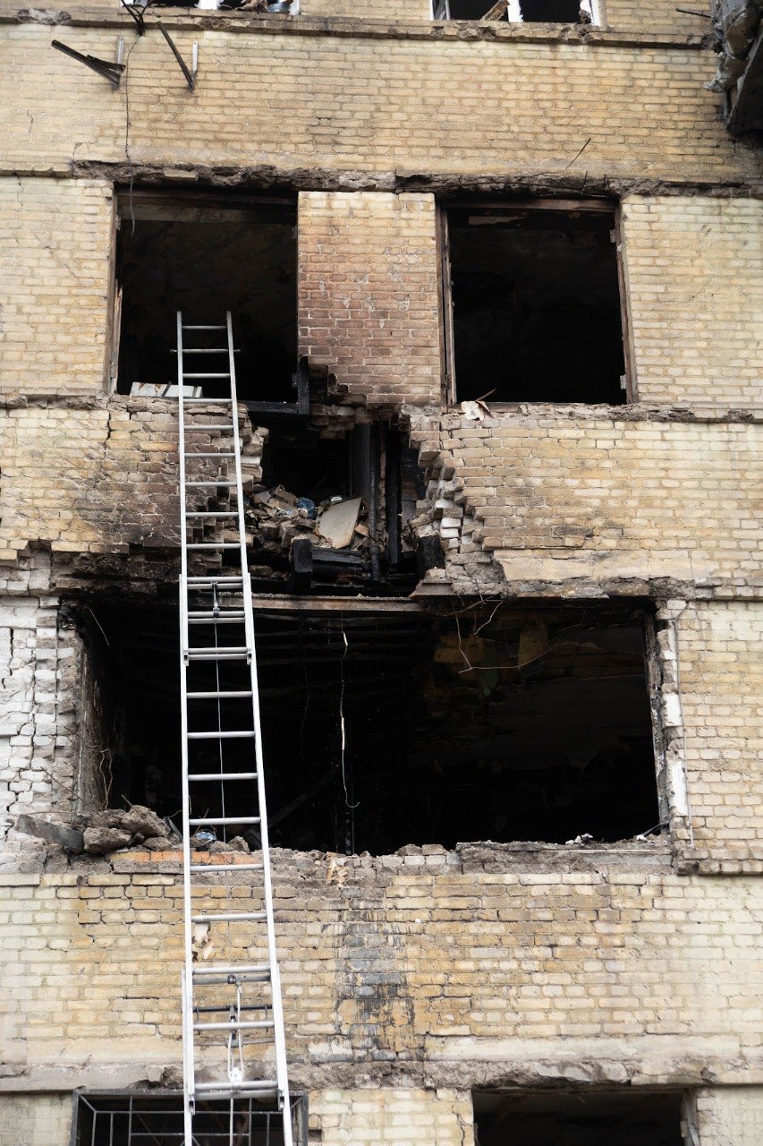 Як Дніпро оговтується після двох атак – фоторепортаж із місць ударів