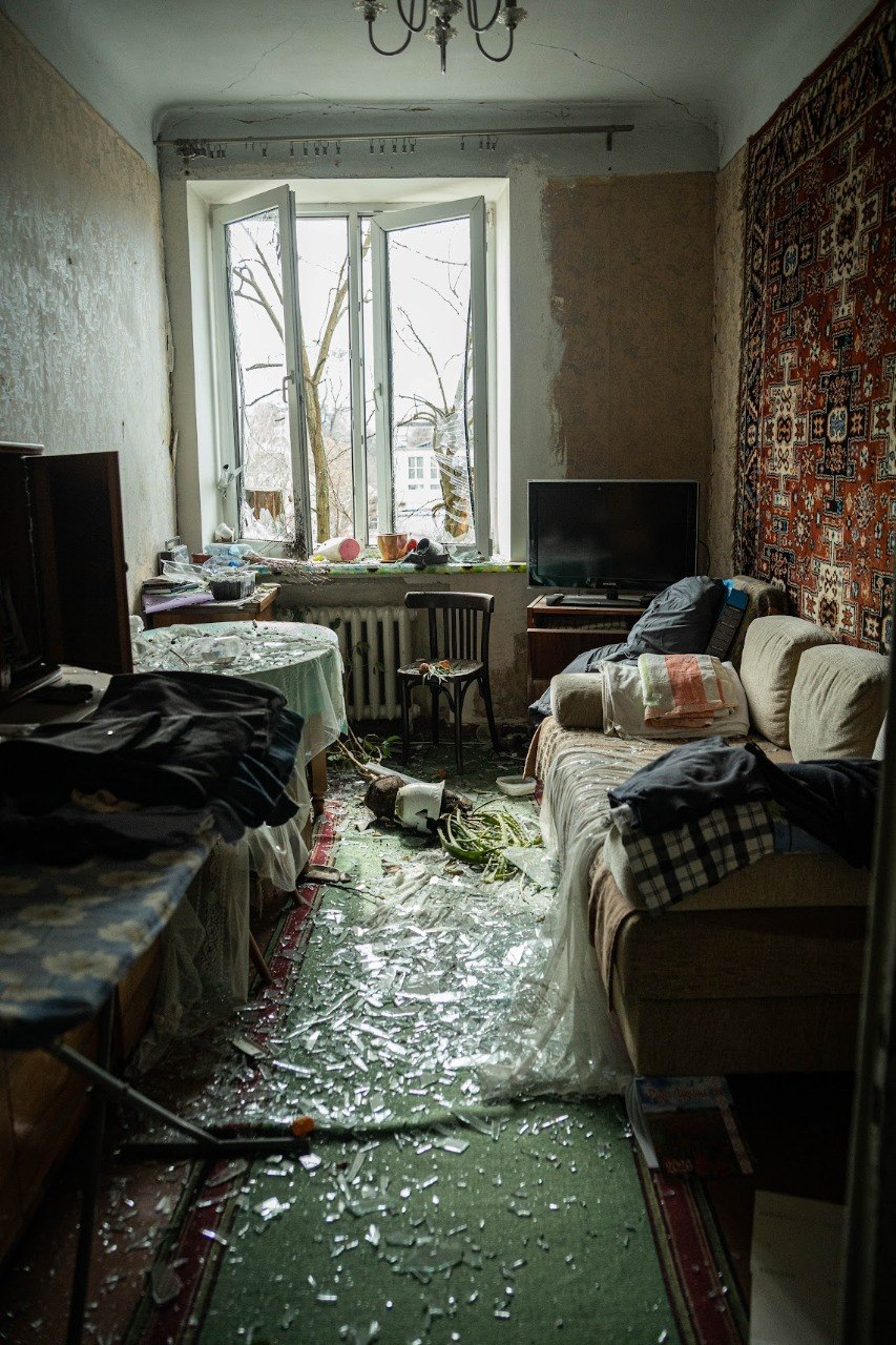 Як Дніпро оговтується після двох атак – фоторепортаж із місць ударів