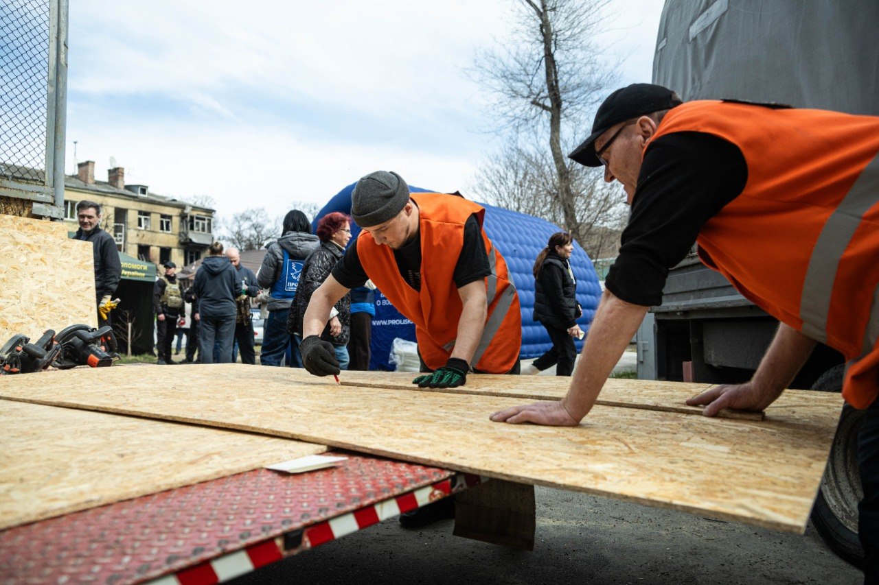 Як Дніпро оговтується після двох атак – фоторепортаж із місць ударів
