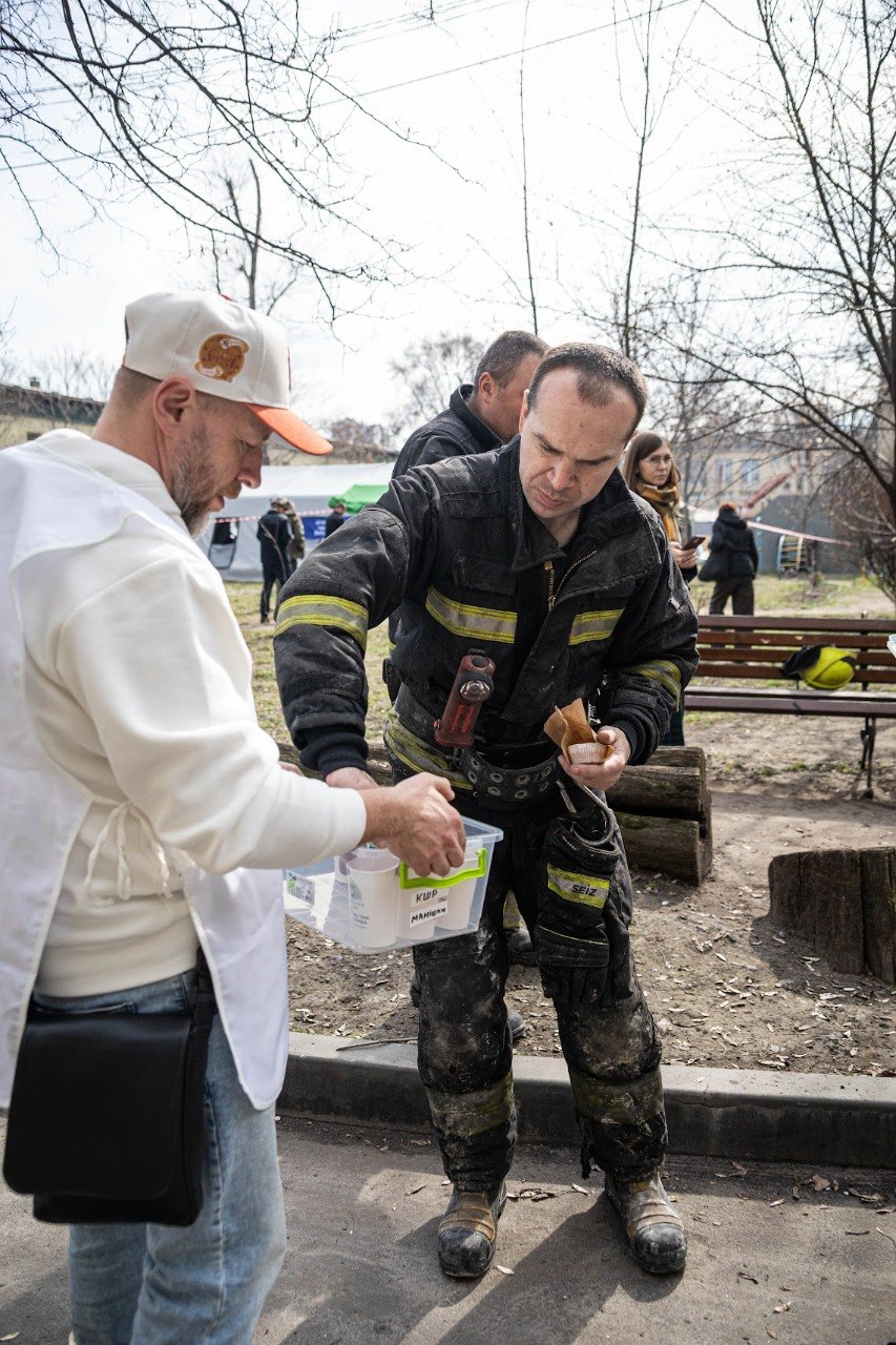 Як Дніпро оговтується після двох атак – фоторепортаж із місць ударів