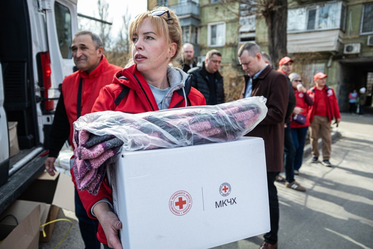 Як Дніпро оговтується після двох атак – фоторепортаж із місць ударів
