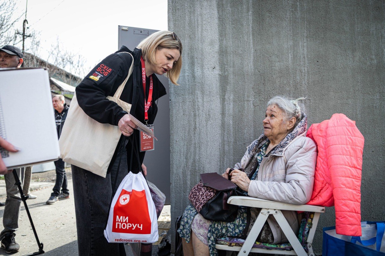 Як Дніпро оговтується після двох атак – фоторепортаж із місць ударів