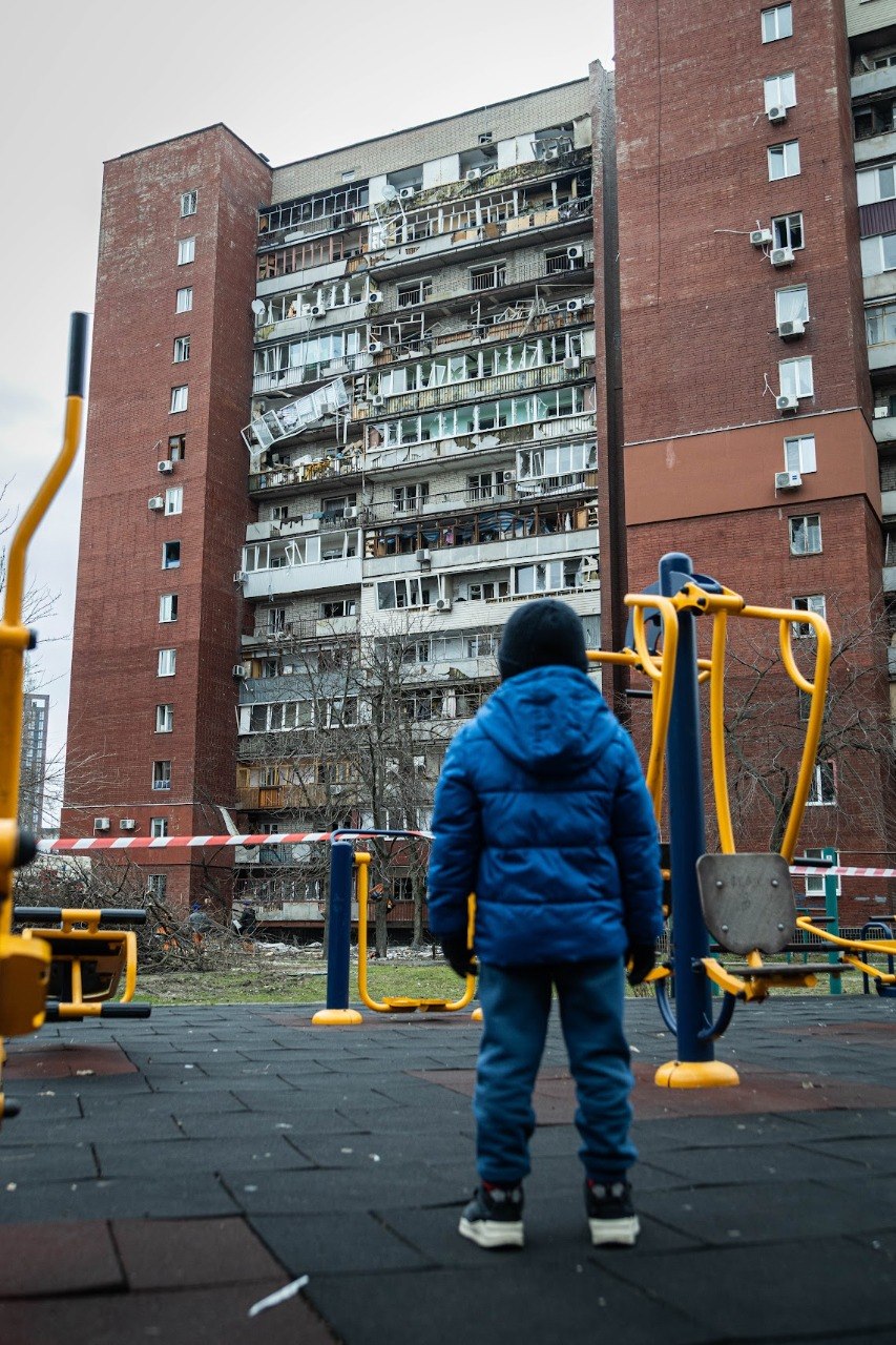 Як Дніпро оговтується після двох атак – фоторепортаж із місць ударів