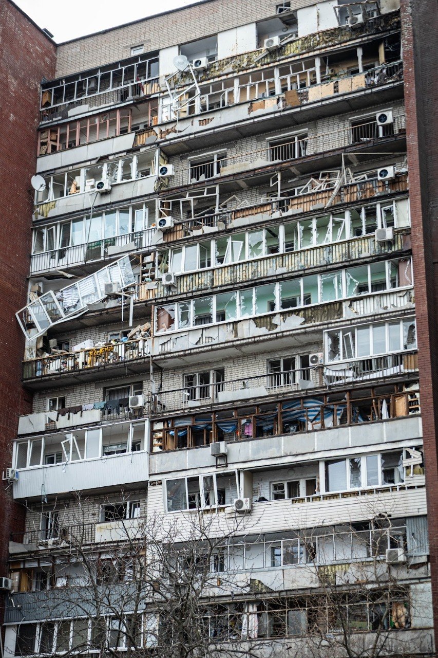 Як Дніпро оговтується після двох атак – фоторепортаж із місць ударів