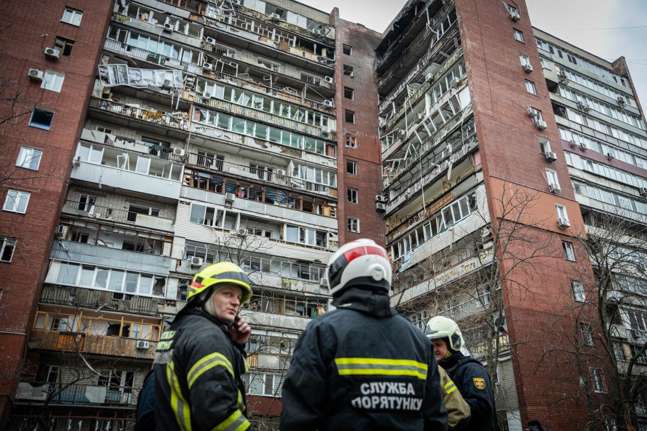 Натисни щоб дізнатись більше про: Як Дніпро оговтується після двох атак – фоторепортаж із місць ударів