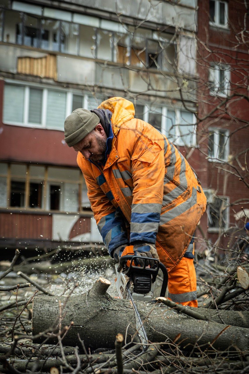 Як Дніпро оговтується після двох атак – фоторепортаж із місць ударів
