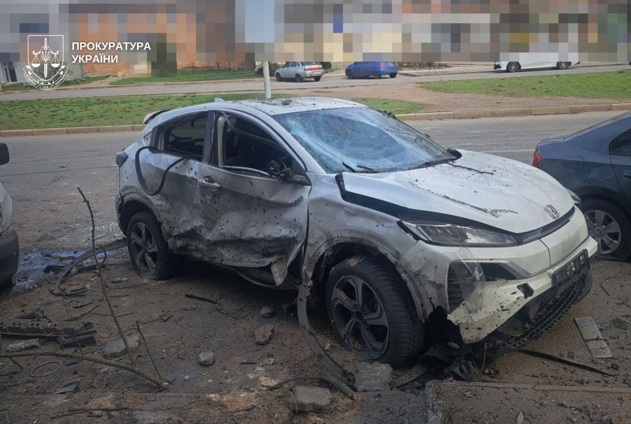 У Нікополі FPV-дрон поранив вісьмох людей – пошкоджений будинок і магазини