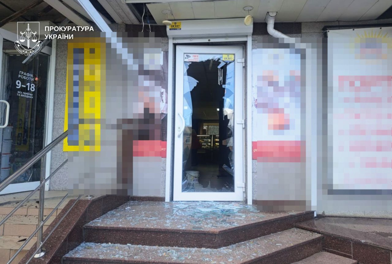 У Нікополі FPV-дрон поранив вісьмох людей – пошкоджений будинок і магазини