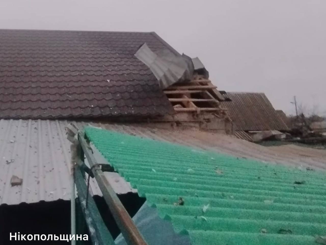 Понад 30 ударів по області: на Дніпровщині зайнялася п’ятиповерхівка, поранені двоє