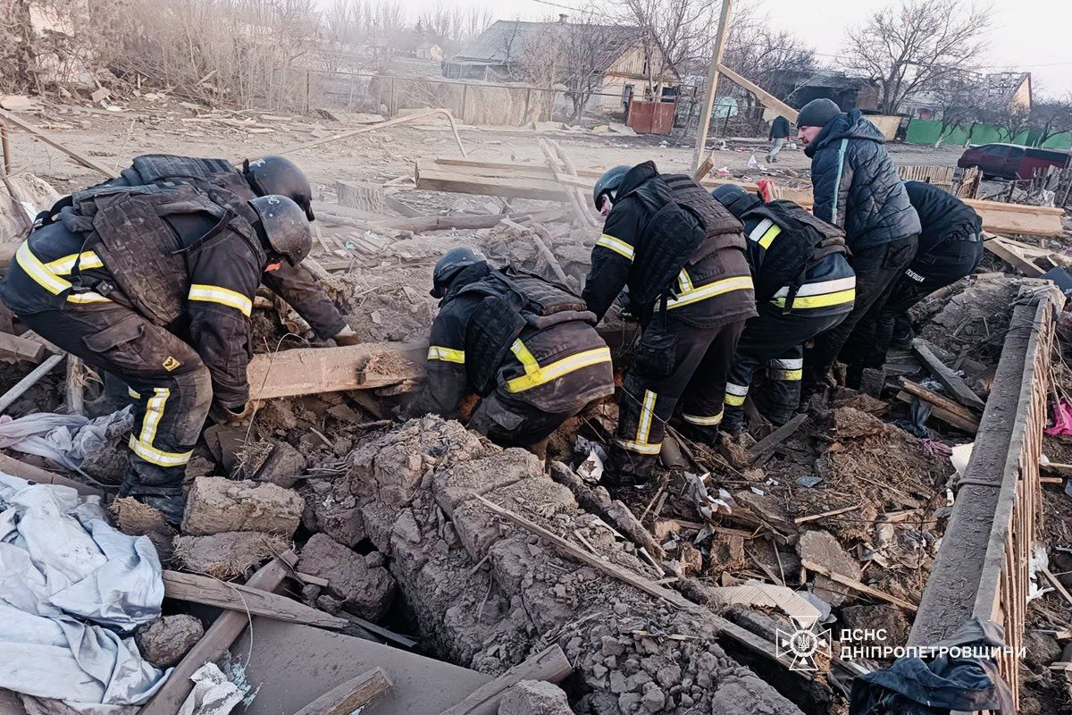 Майже десять ударів за ніч: на Дніпровщині з-під завалів дістали тіло чоловіка