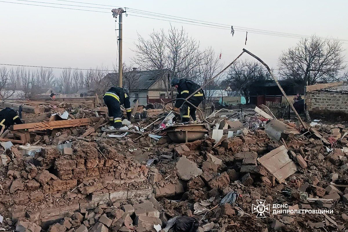 Майже десять ударів за ніч: на Дніпровщині з-під завалів дістали тіло чоловіка