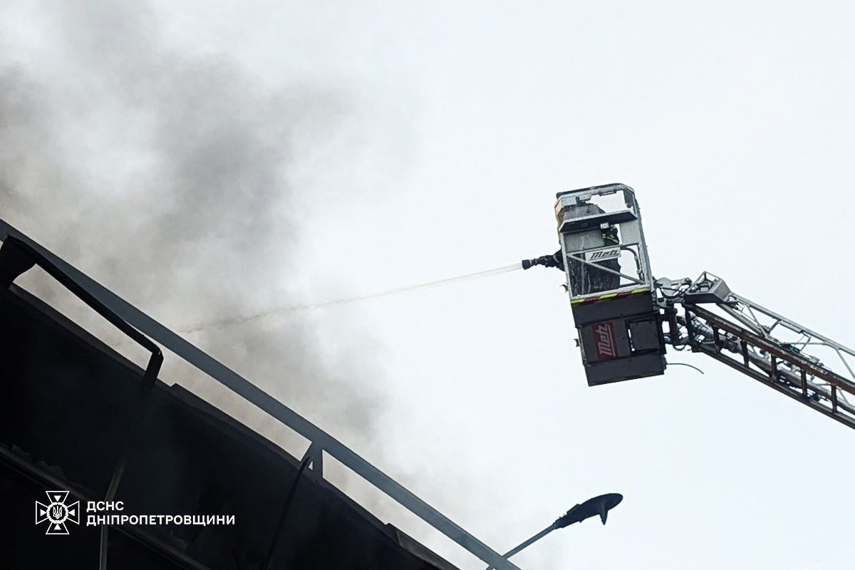 Майже десять ударів за ніч: на Дніпровщині з-під завалів дістали тіло чоловіка