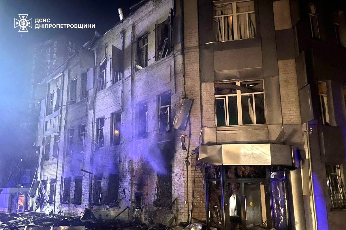 Дніпро після масованої нічної атаки дронів: 10 поранених, серед них 12-річний хлопчик