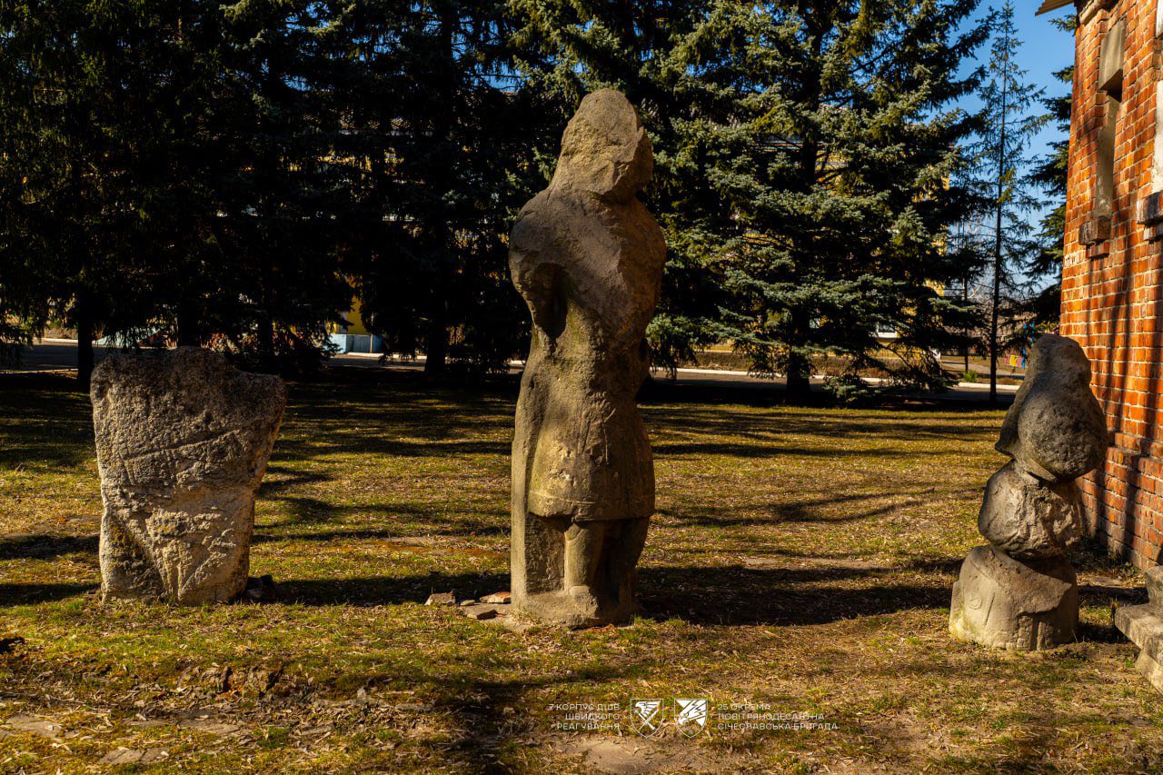 З Донеччини врятували п’ять давніх кам’яних баб: їх перевезли до музею Дніпра