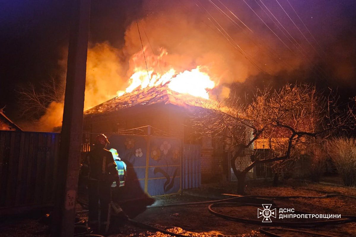 Натисни щоб дізнатись більше про: Нічна пожежа у Павлограді: під час гасіння у будинку знайшли тіло чоловіка