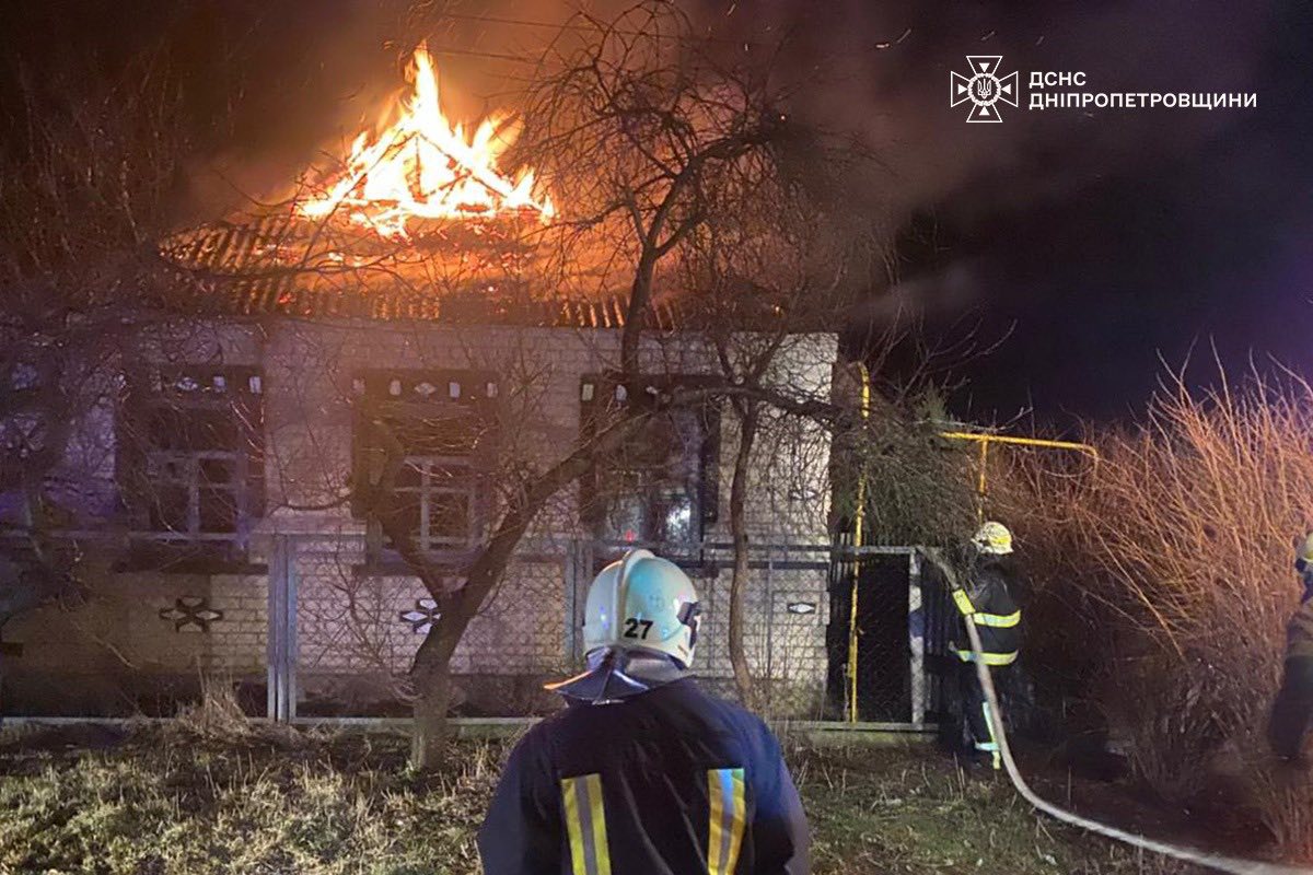 Нічна пожежа у Павлограді: під час гасіння у будинку знайшли тіло чоловіка