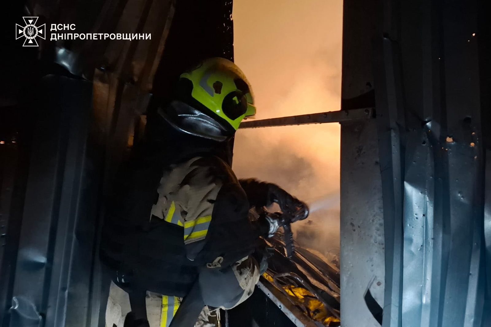 Понад 10 атак за ніч: на Дніпровщині поранена 71-річна жінка, горіли будинки та агрофірма