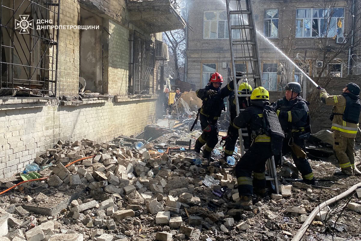 Обстріл у центрі Дніпра: пʼятеро поранених, пошкоджені сім будинків і гімназія