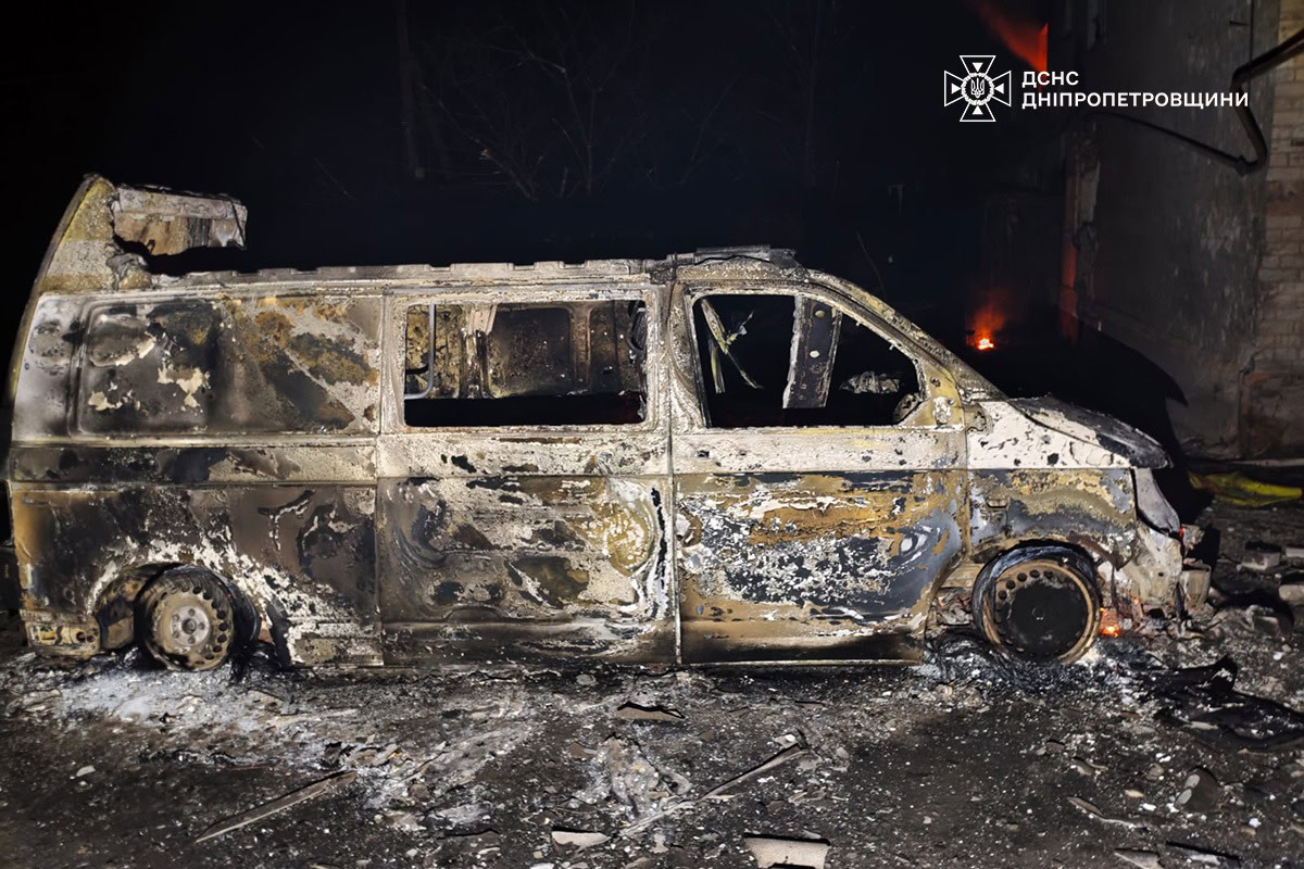 Понад 10 атак за ніч і «мінус 18» БпЛА – на Дніпровщині горіли будинок і авто