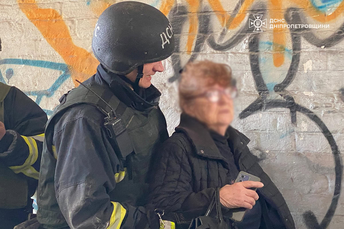 Обстріл у центрі Дніпра: пʼятеро поранених, пошкоджені сім будинків і гімназія