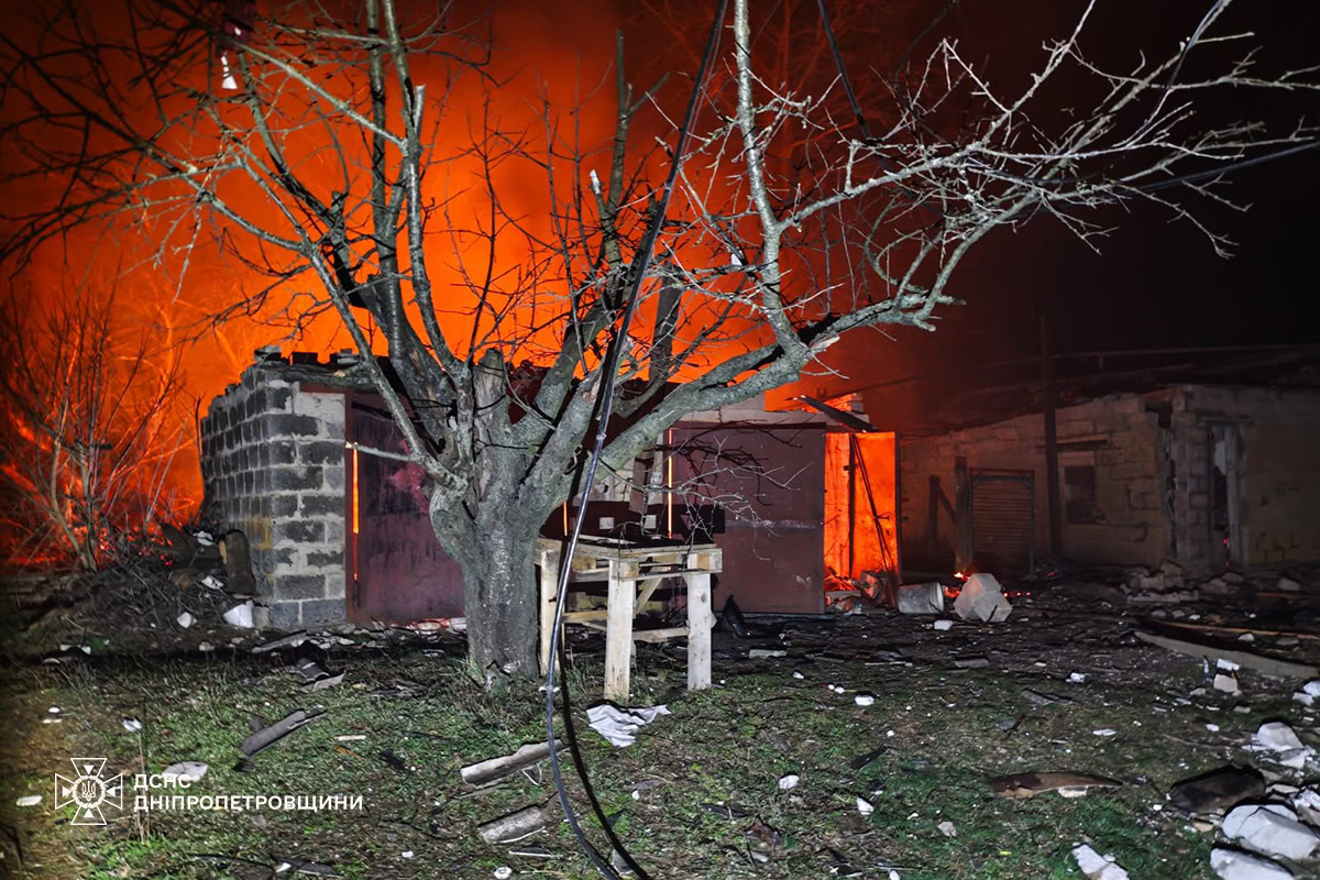 Понад 10 атак за ніч і «мінус 18» БпЛА – на Дніпровщині горіли будинок і авто