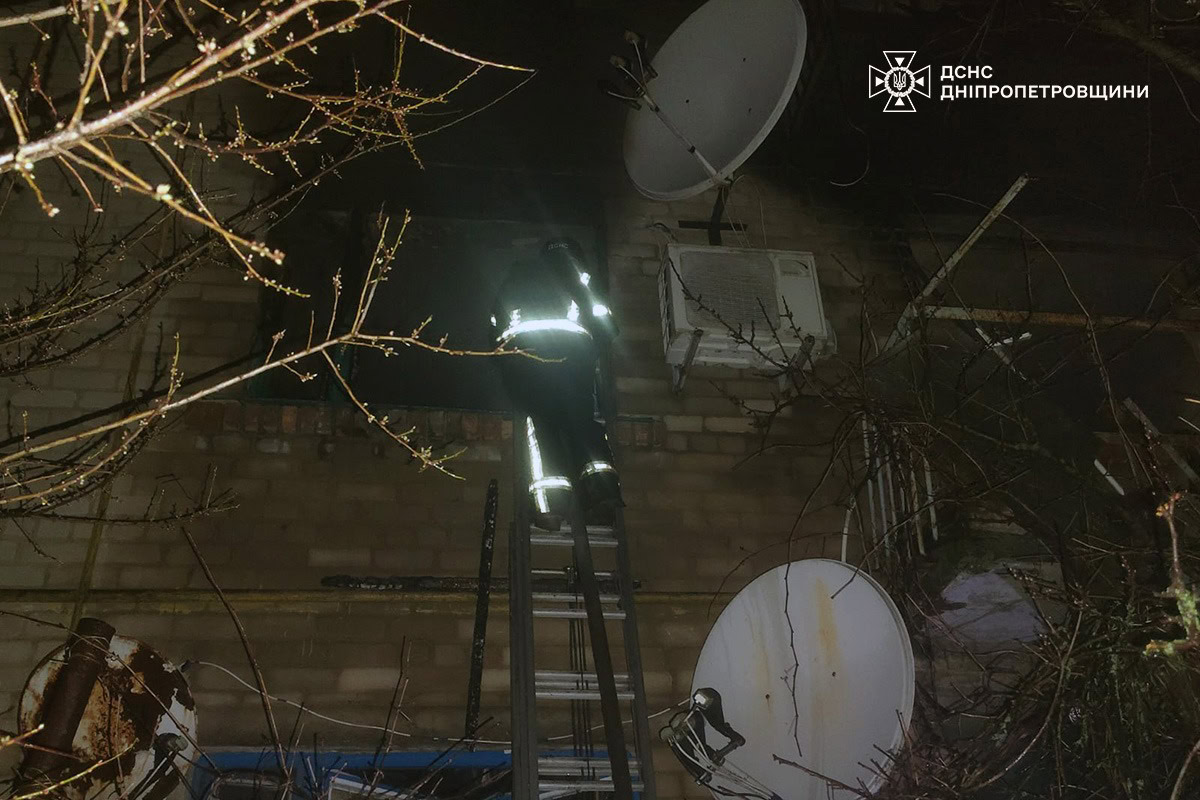 Понад 10 атак за ніч і «мінус 18» БпЛА – на Дніпровщині горіли будинок і авто