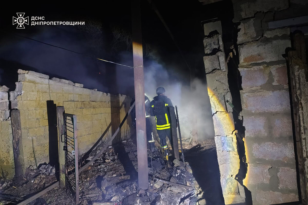 Понад 10 атак за ніч і «мінус 18» БпЛА – на Дніпровщині горіли будинок і авто