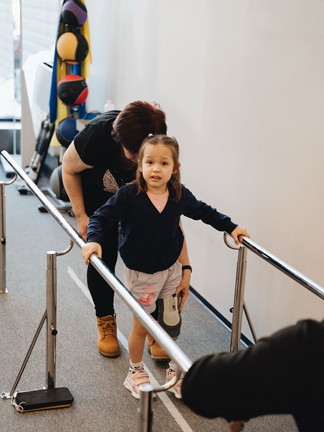 5-річна Марійка з Дніпровщини після поранення зробила перші кроки на протезі