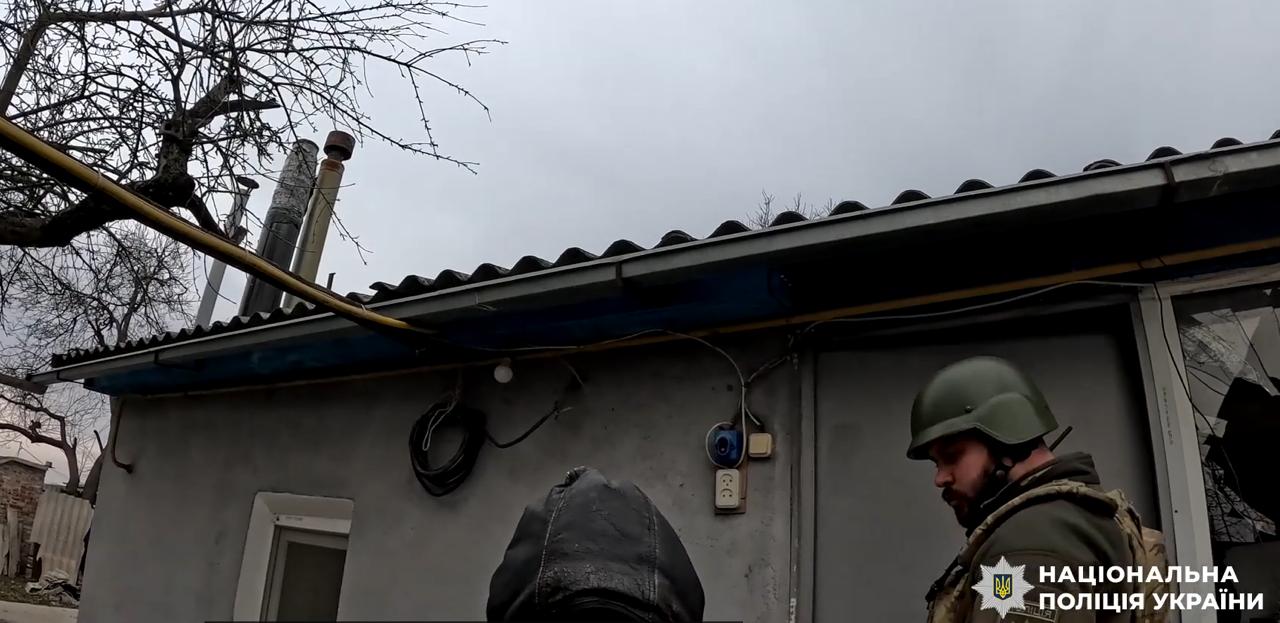 Самотня під обстрілами: поліцейські евакуювали 83-річну мешканку Синельниківщини