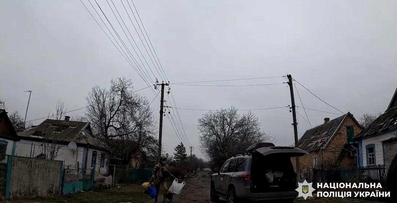 «Чотири рази вмовляли виїхати»: як поліція рятує людей за 20 км від фронту на Дніпровщині