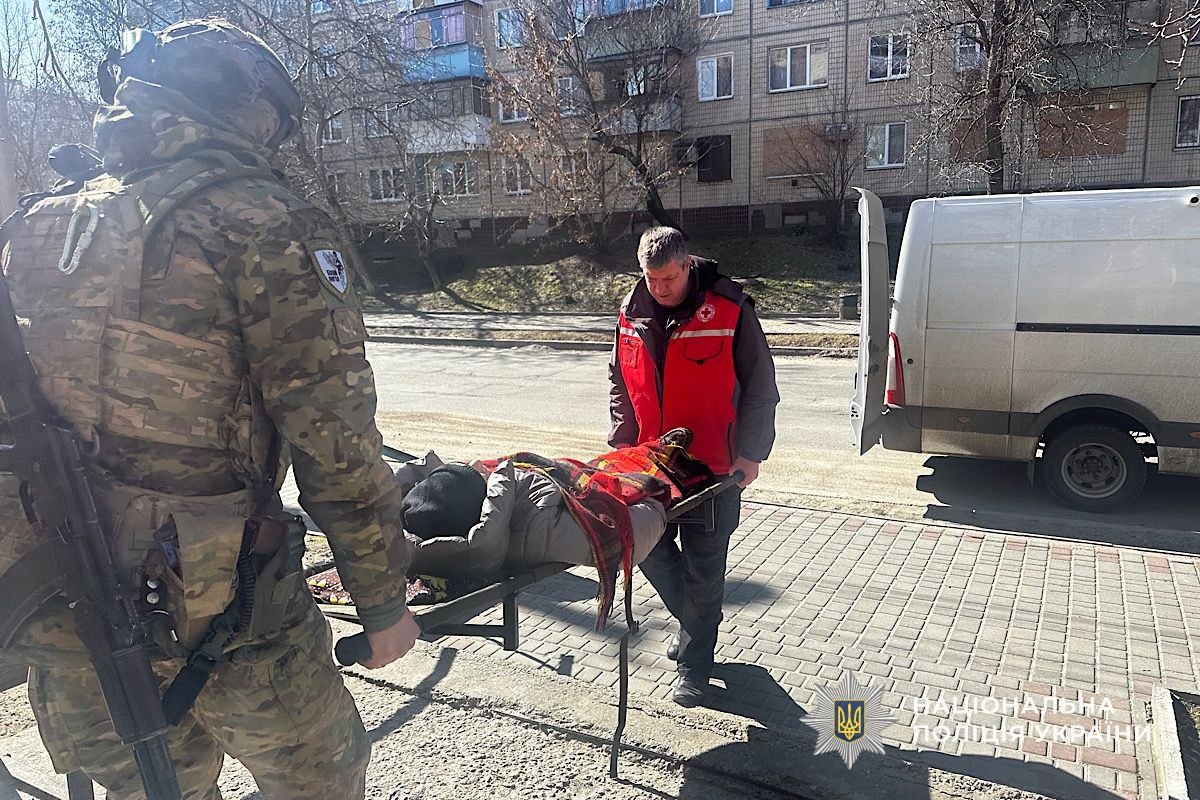 Понад 30 людей за місяць: у Нікополі під обстрілами «Білі янголи» евакуювали дітей і пенсіонерів