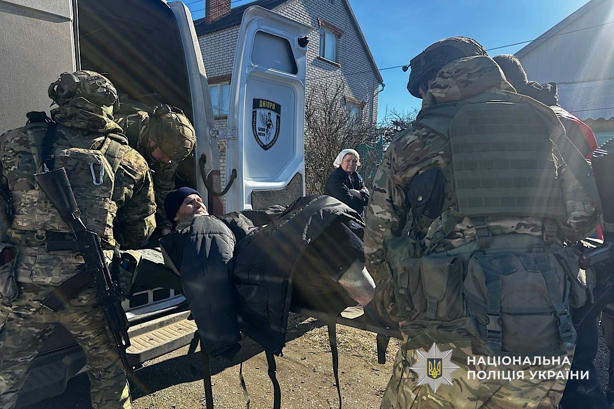 Понад 30 людей за місяць: у Нікополі під обстрілами «Білі янголи» евакуювали дітей і пенсіонерів