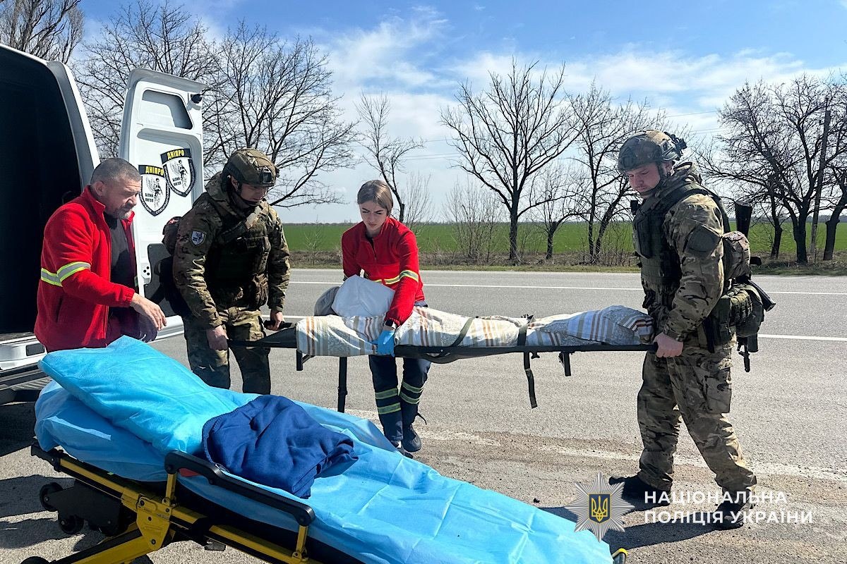 Понад 30 людей за місяць: у Нікополі під обстрілами «Білі янголи» евакуювали дітей і пенсіонерів