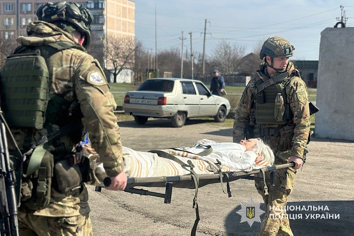 Понад 30 людей за місяць: у Нікополі під обстрілами «Білі янголи» евакуювали дітей і пенсіонерів