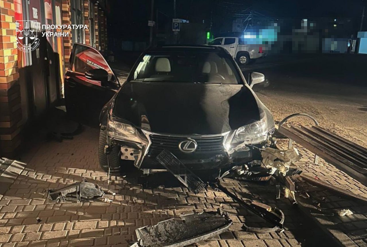 Влетів у лавку з людьми і втік: у Павлограді затримали водія, 19-річна дівчина у реанімації