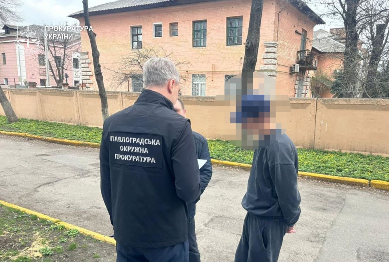 Влетів у лавку з людьми і втік: у Павлограді затримали водія, 19-річна дівчина у реанімації