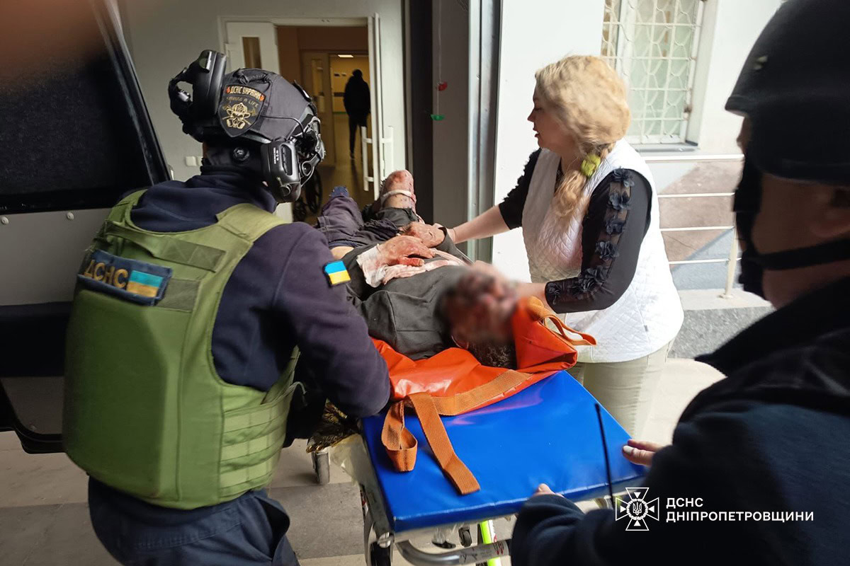 Удар FPV-дрона по цивільному авто: на Дніпровщині п’ятеро поранених через атаки РФ