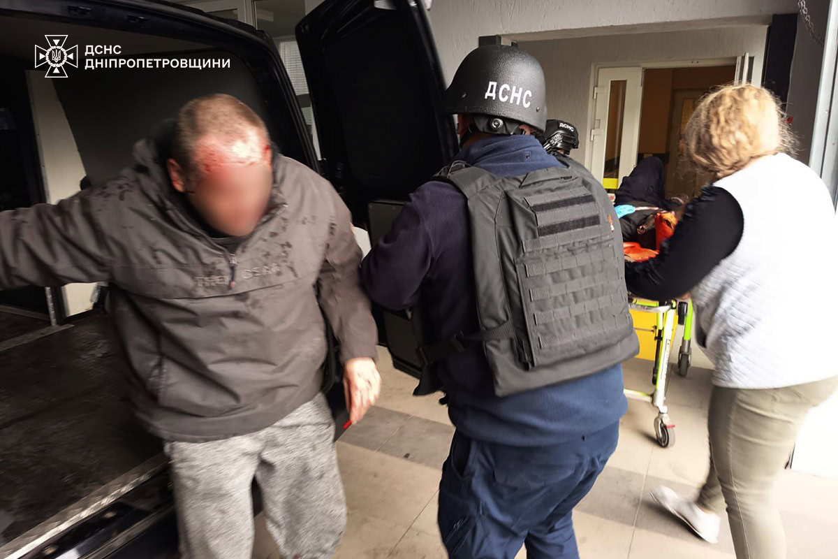 Удар FPV-дрона по цивільному авто: на Дніпровщині п’ятеро поранених через атаки РФ