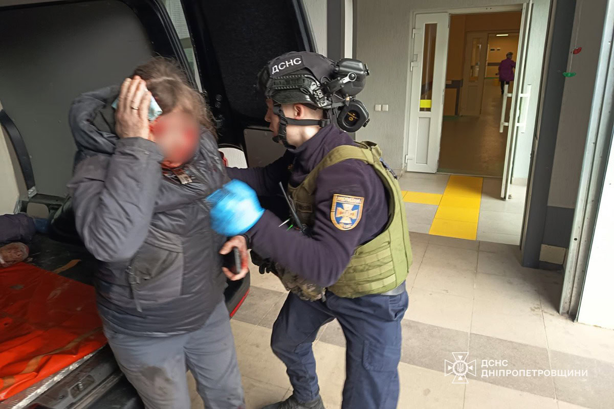 Удар FPV-дрона по цивільному авто: на Дніпровщині п’ятеро поранених через атаки РФ