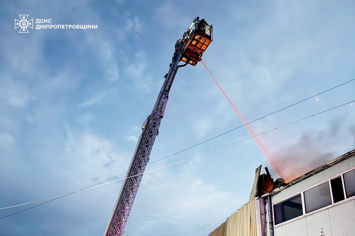 Удар по автобусу в Нікополі і загибель дитини: що відомо про атаки на Дніпровщині (ОНОВЛЕННЯ)