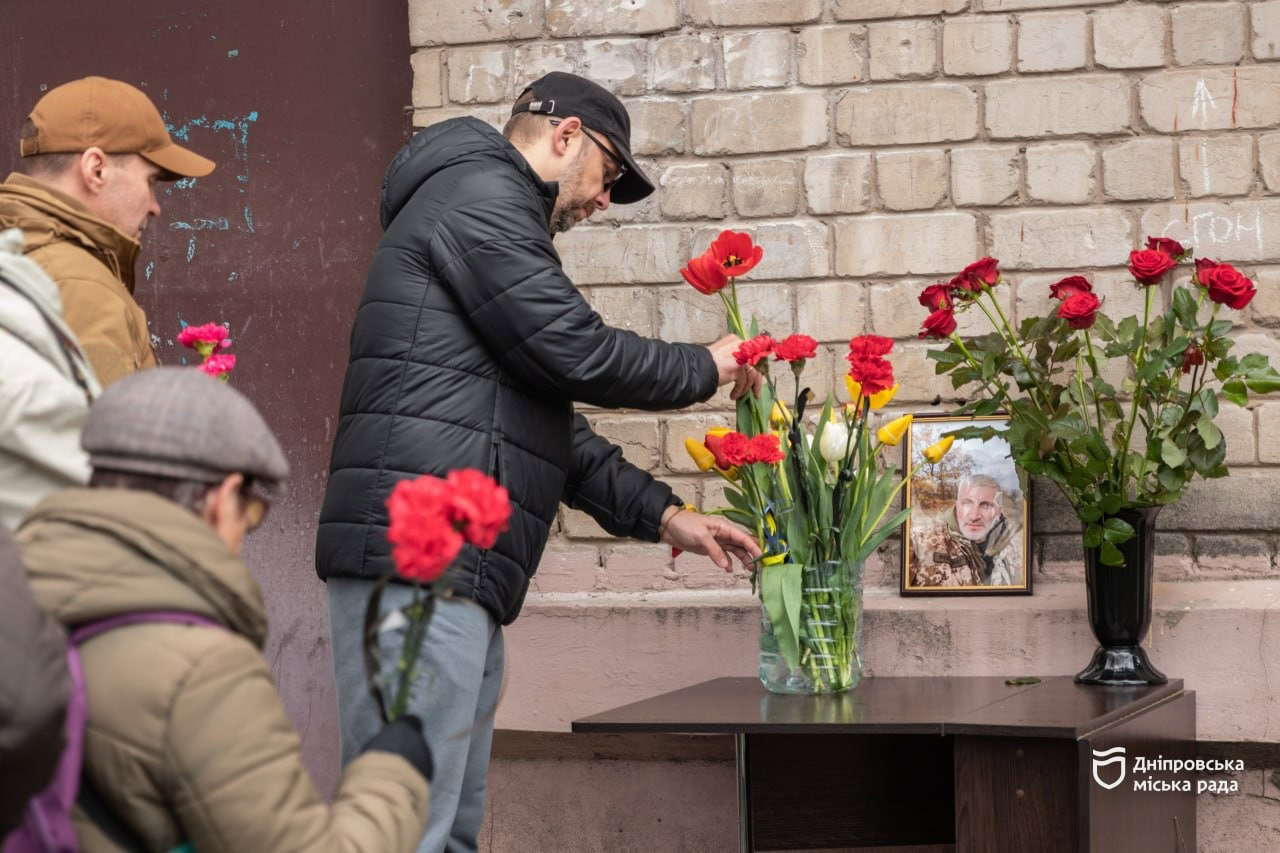 В Авдіївці загинув, рятуючи побратима: у Дніпрі відкрили меморіальну дошку Ігорю Сологубу